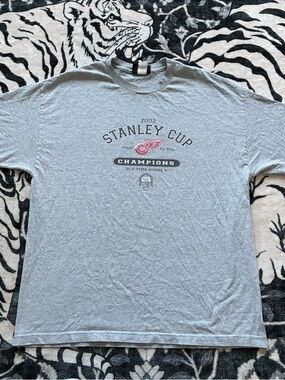 015 - VINTAGE 00s STANLEY CUP 2002 DETROIT RED WINGS T SHIRT